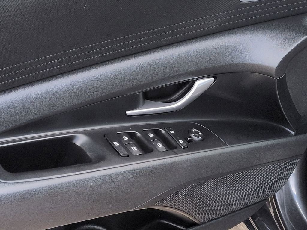 Used 2023 Hyundai Elantra SEL FWD image 10