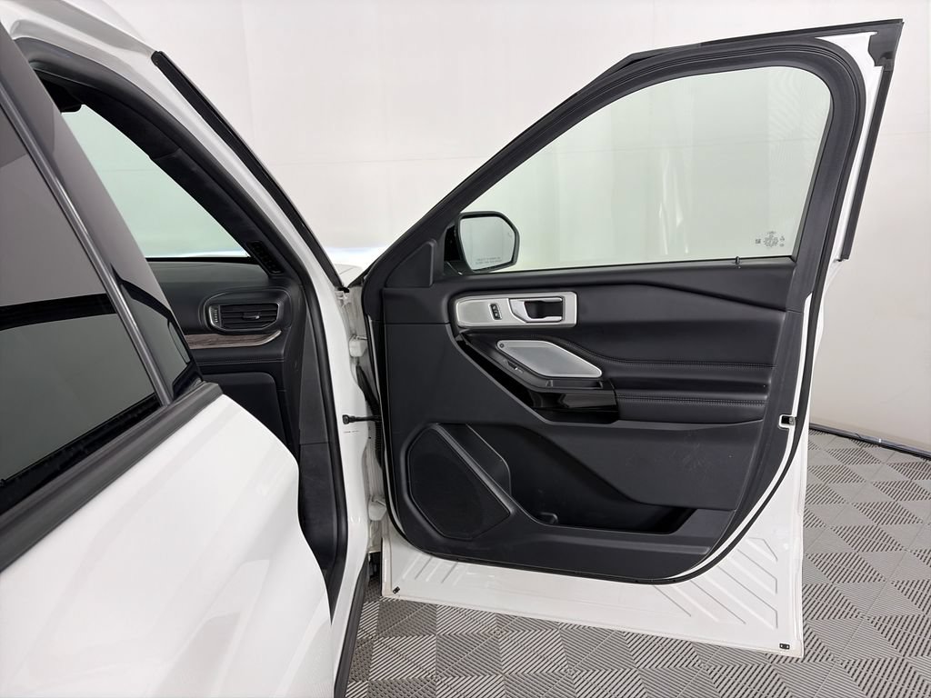 Certified 2022 Ford Explorer Platinum w/ Equipment Group 601A AWD/4WD image 30
