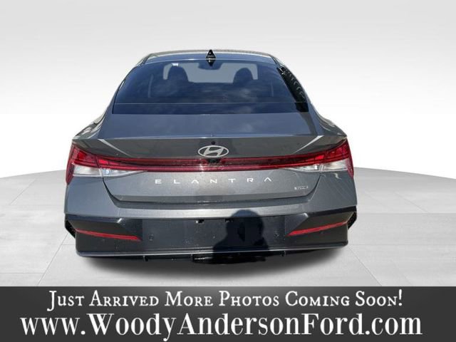 Used 2024 Hyundai Elantra Limited image 4