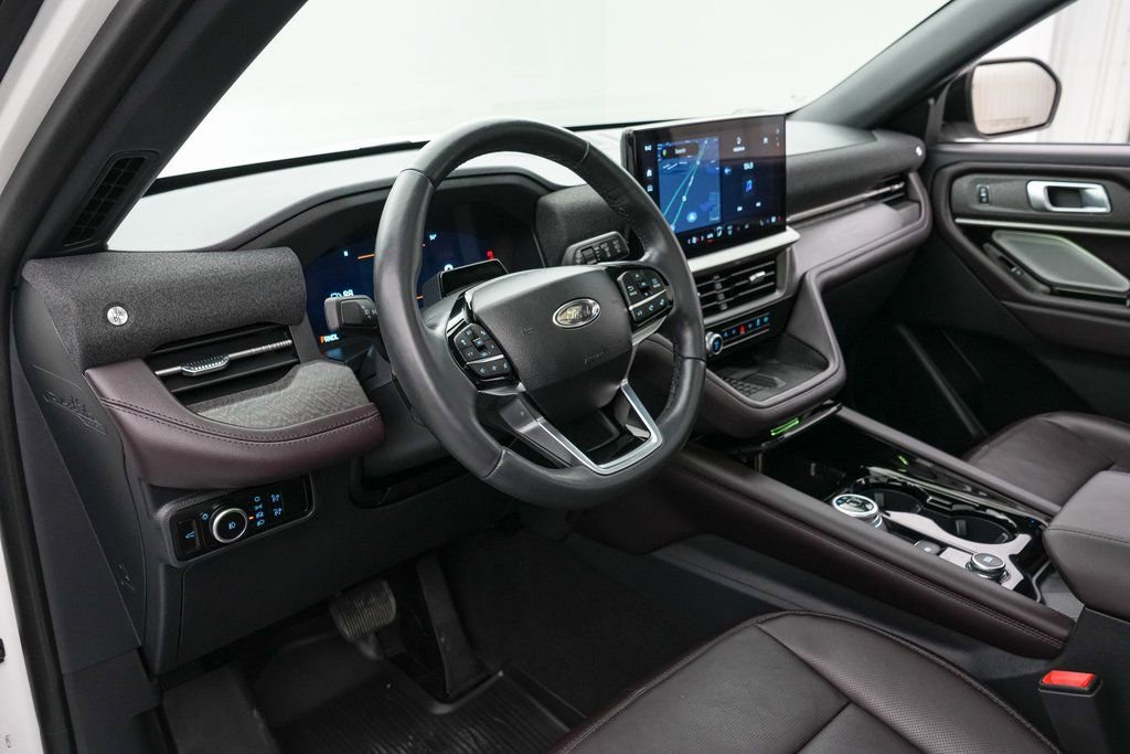 Certified 2025 Ford Explorer Platinum image 12