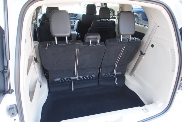 Used 2022 Chrysler Pacifica Touring-L FWD image 16