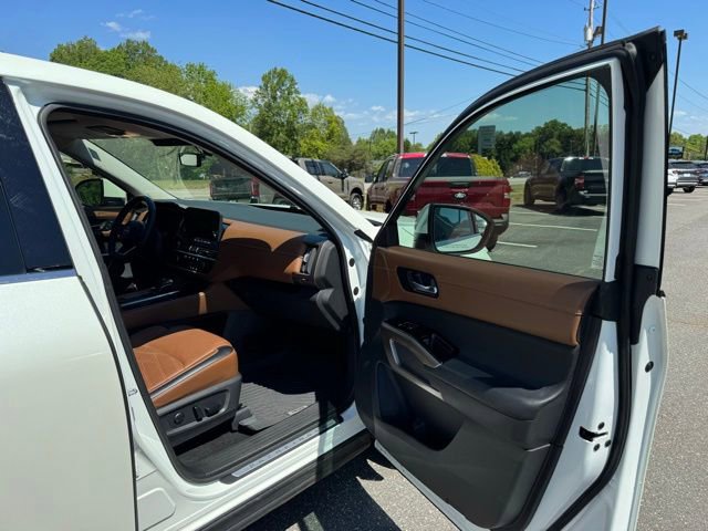 Used 2023 Nissan Pathfinder Platinum AWD/4WD image 17