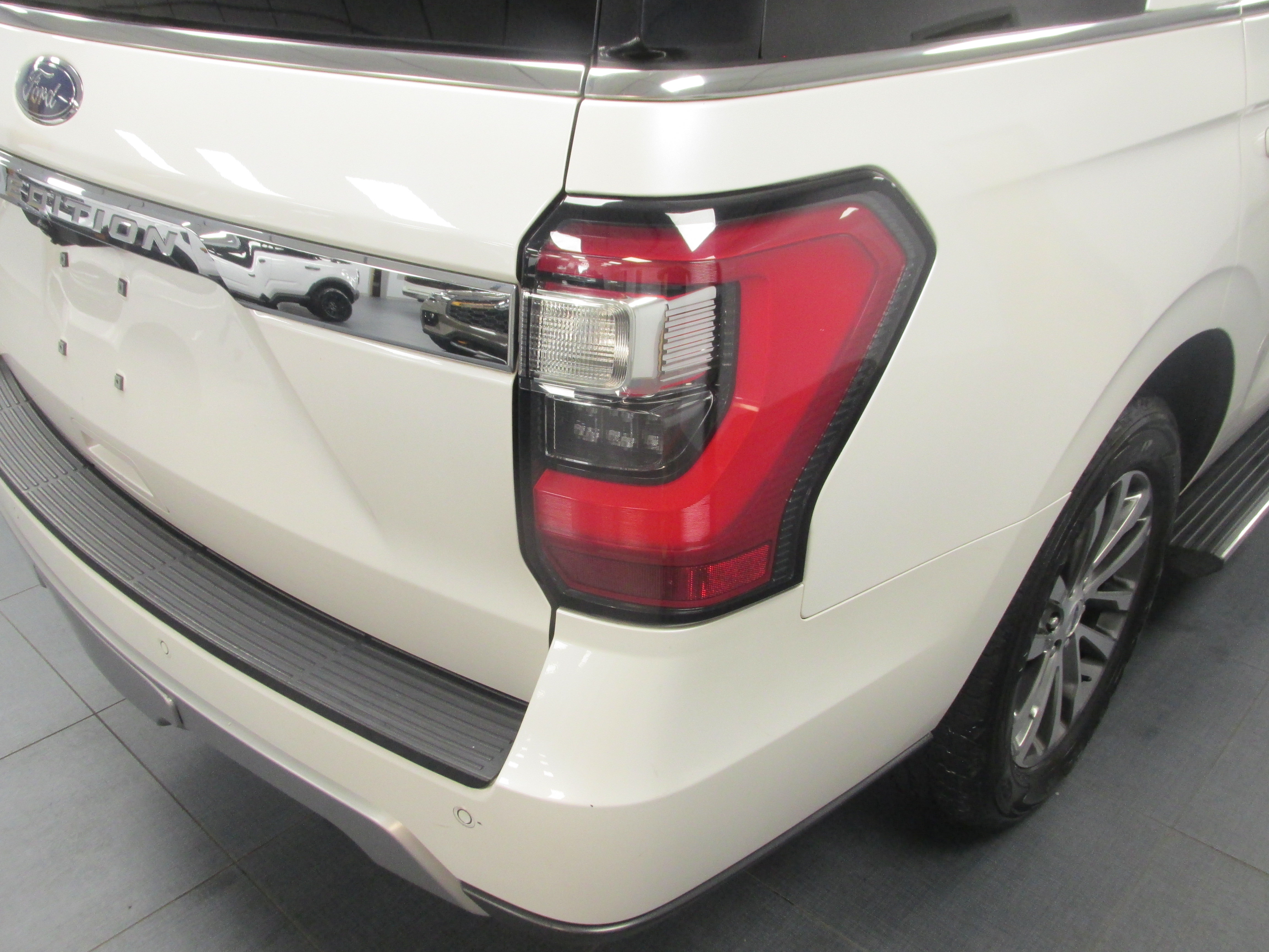 Certified 2018 Ford Expedition Limited w/ Equipment Group 301A AWD/4WD image 11
