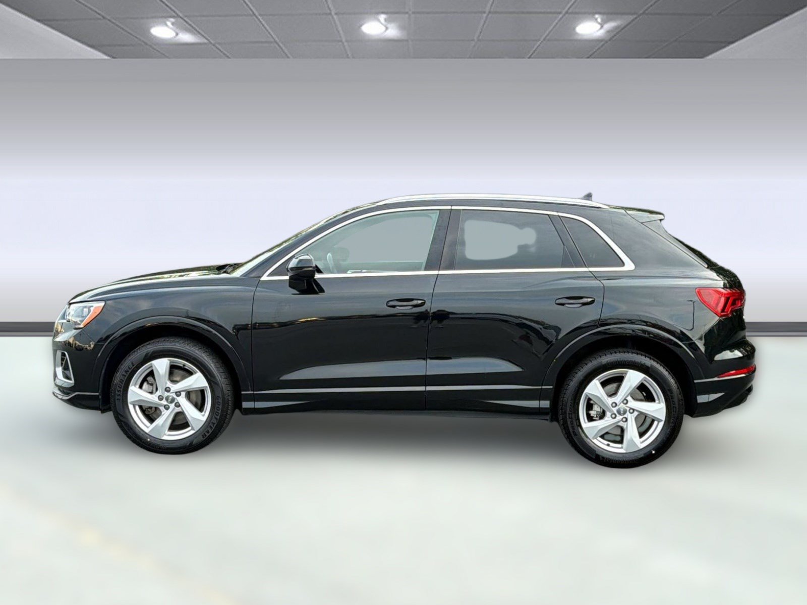 Used 2020 Audi Q3 2.0T Premium w/ Convenience Package AWD/4WD image 2