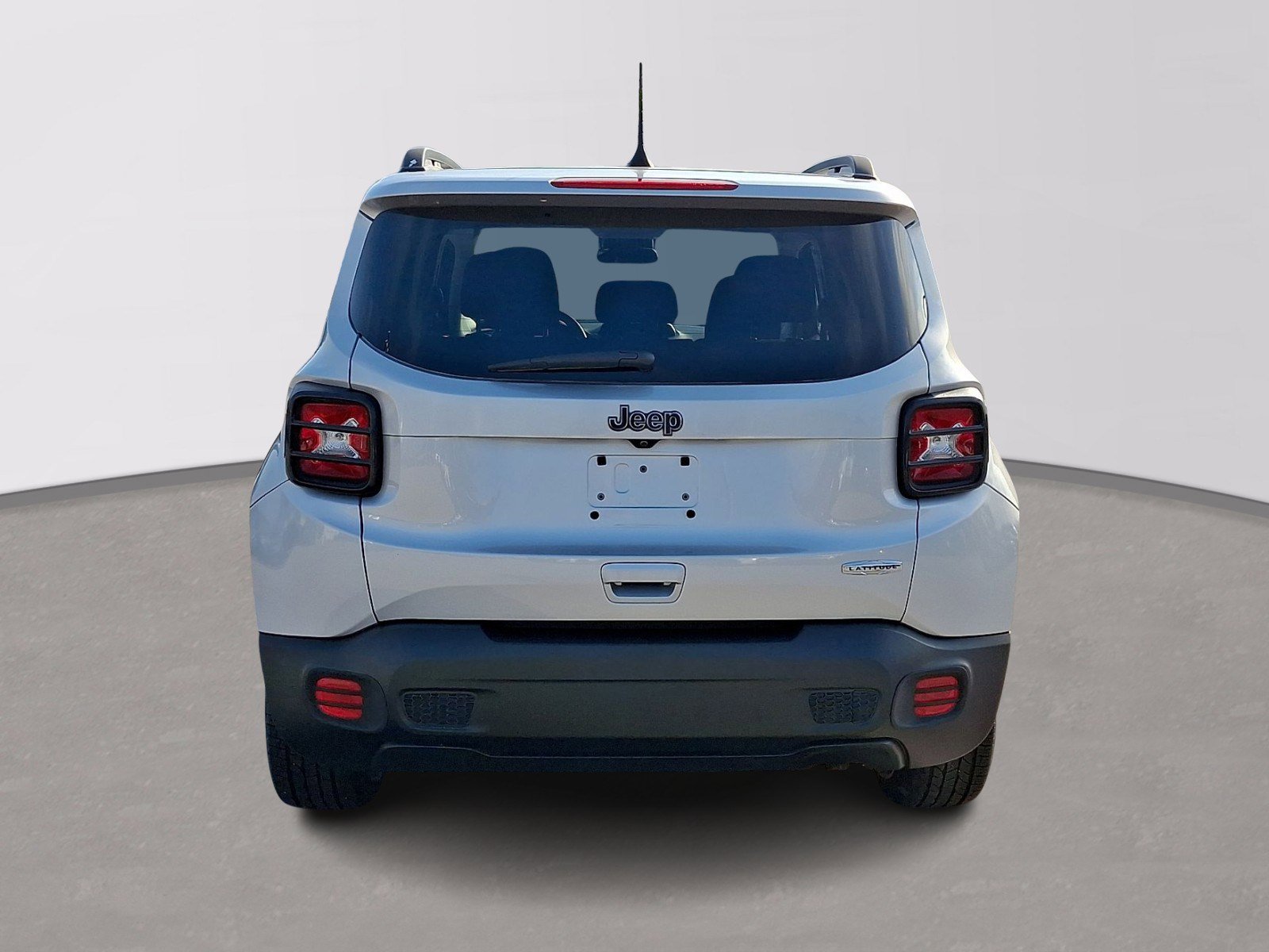 Used 2018 Jeep Renegade Latitude FWD image 4