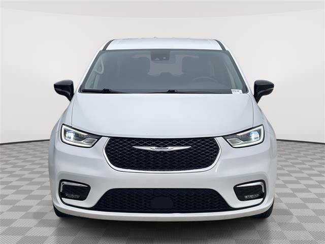Used 2024 Chrysler Pacifica Touring-L FWD image 4