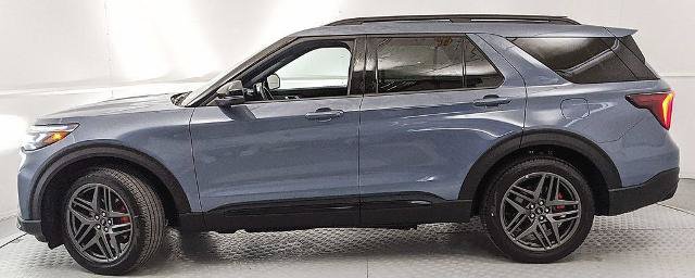 Certified 2025 Ford Explorer ST RWD image 5