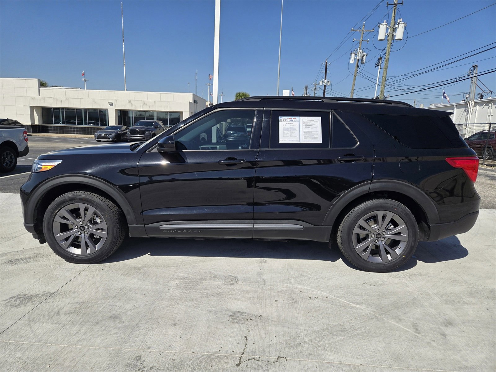 Certified 2022 Ford Explorer XLT w/ Equipment Group 202A image 5