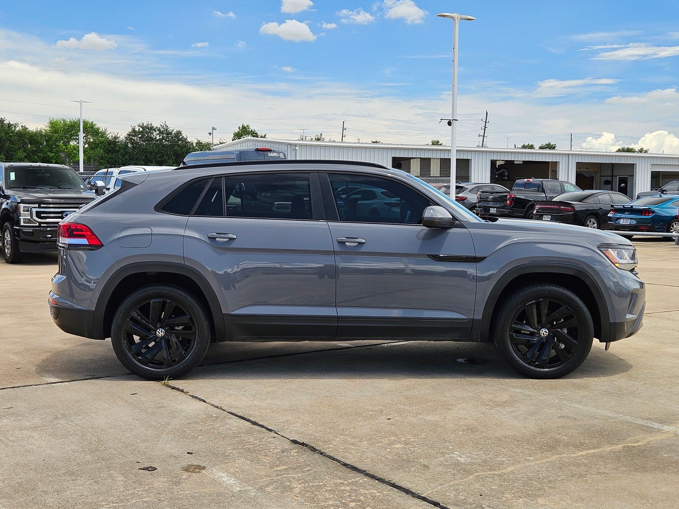 Used 2022 Volkswagen Atlas Cross Sport SE FWD image 2