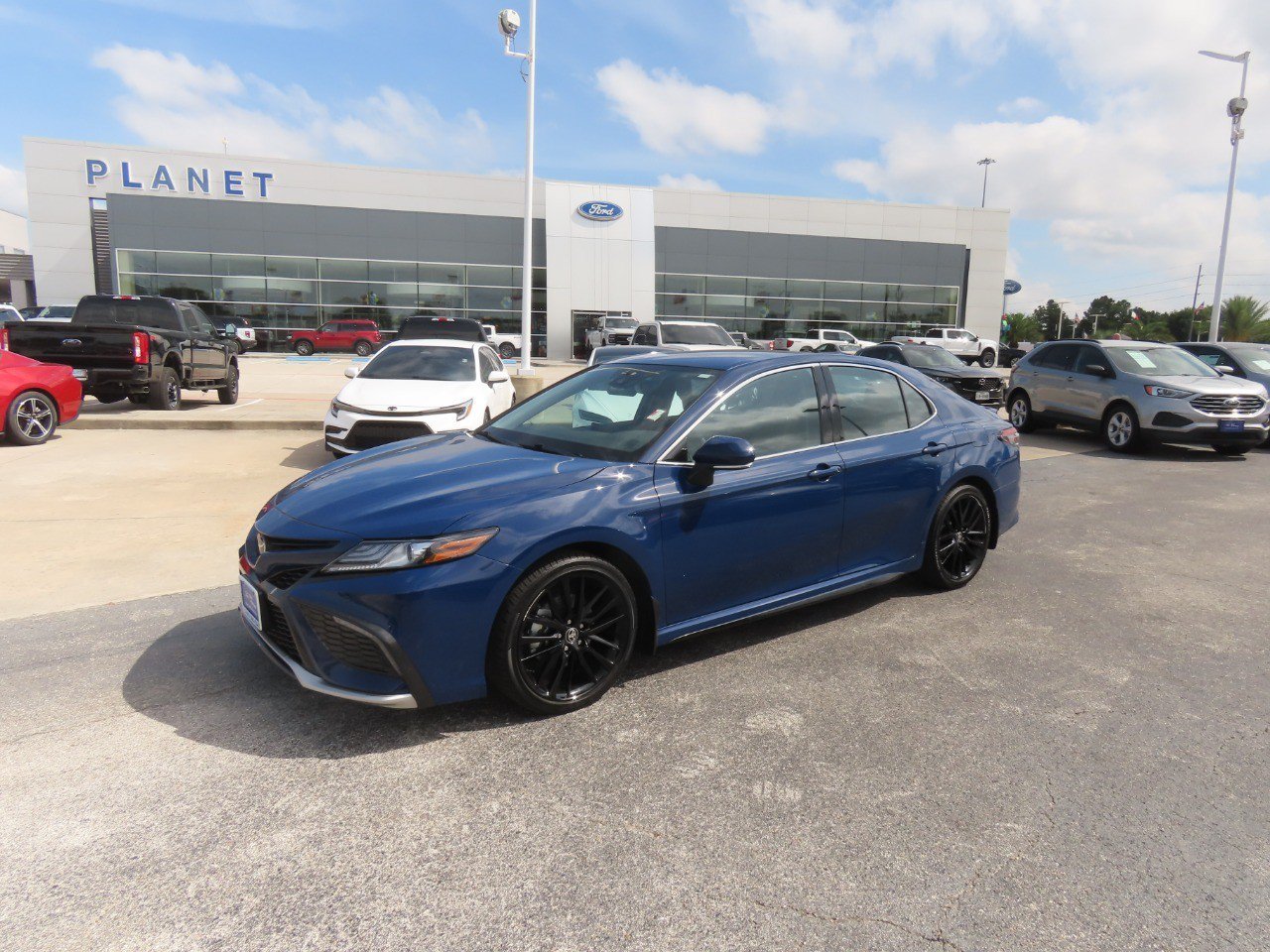 Used 2024 Toyota Camry XSE FWD image 2