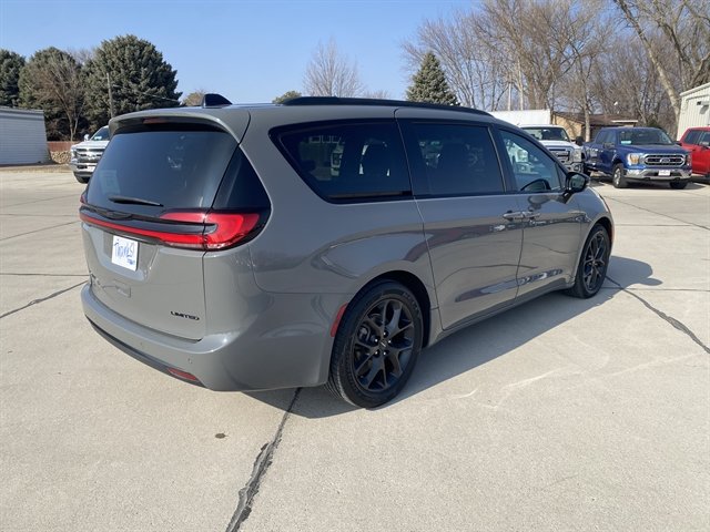 Used 2025 Chrysler Pacifica Limited FWD image 15