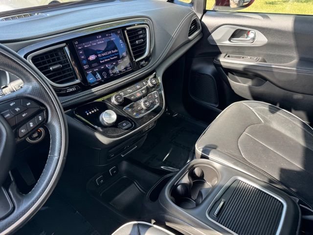 Used 2020 Chrysler Pacifica Limited w/ Advanced Safetytec Group FWD image 16
