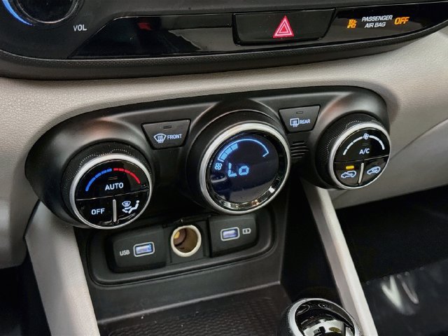 Used 2022 Hyundai Venue SEL FWD image 15