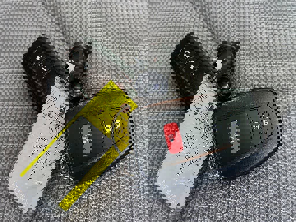 Used 2020 Toyota Highlander L image 25