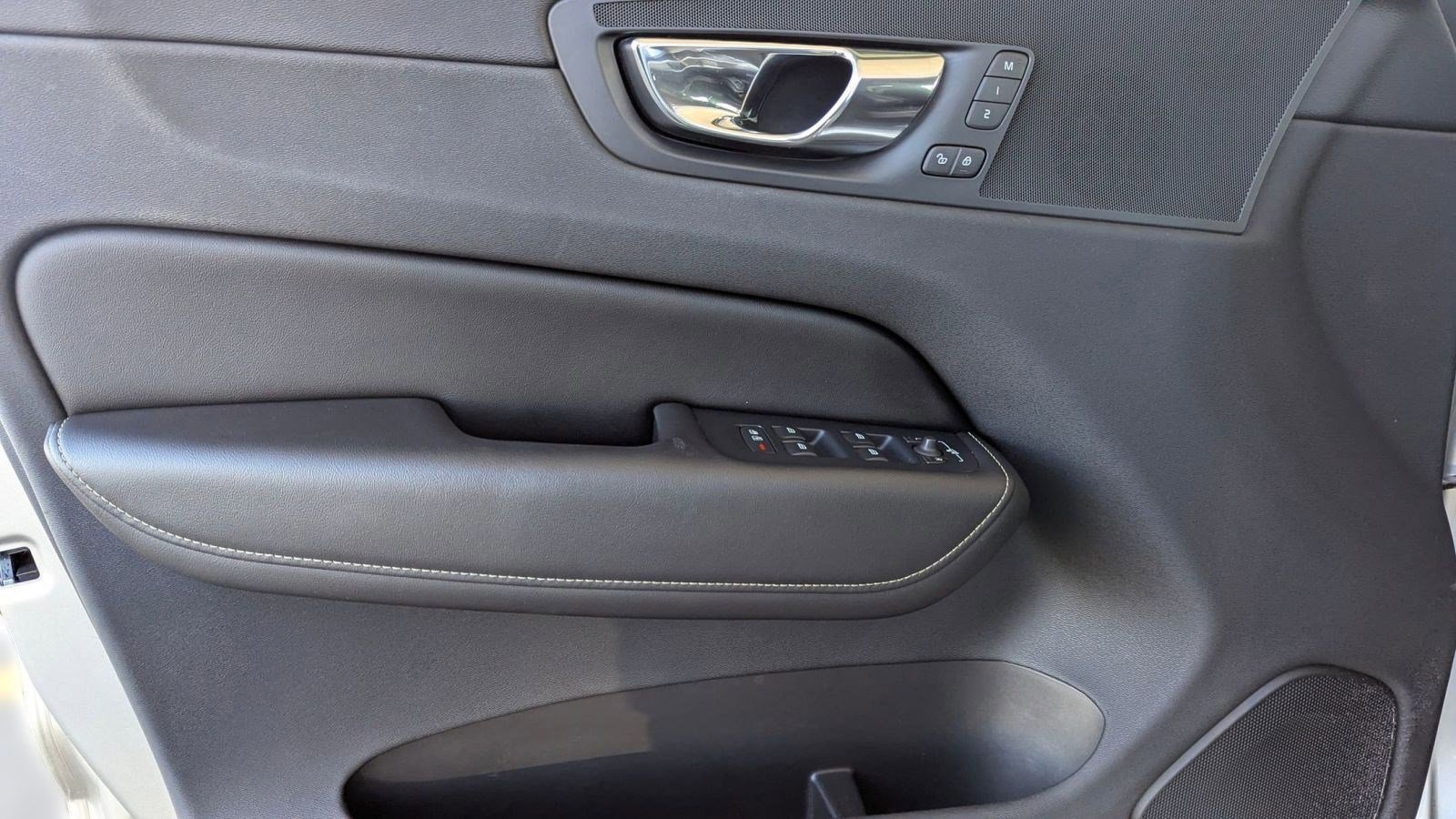 Used 2018 Volvo XC60 T6 R-Design w/ Convenience Package image 13