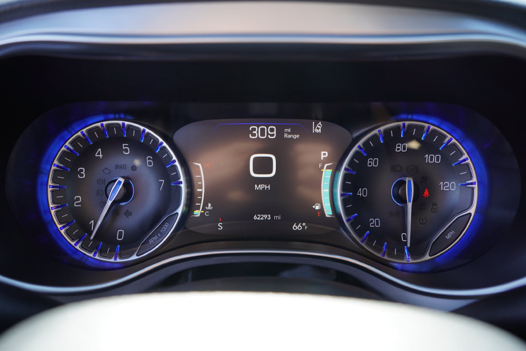 Used 2025 Chrysler Pacifica Limited FWD image 33