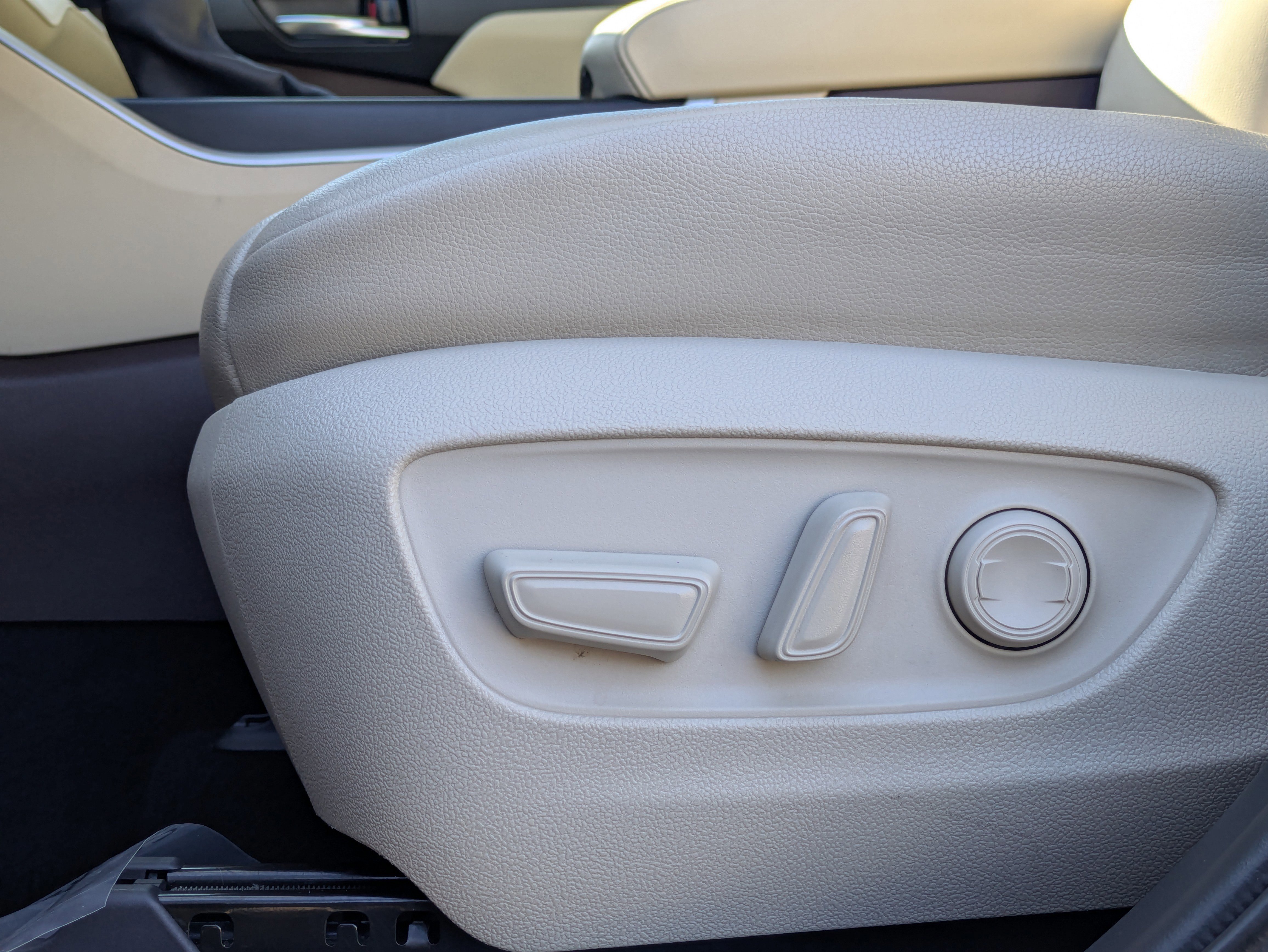 Used 2021 Toyota Highlander XLE image 24