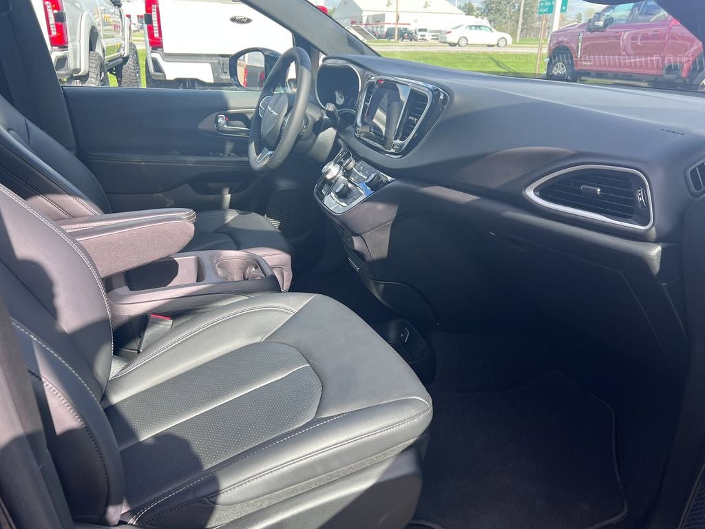 Used 2026 Chrysler Pacifica Select FWD image 18