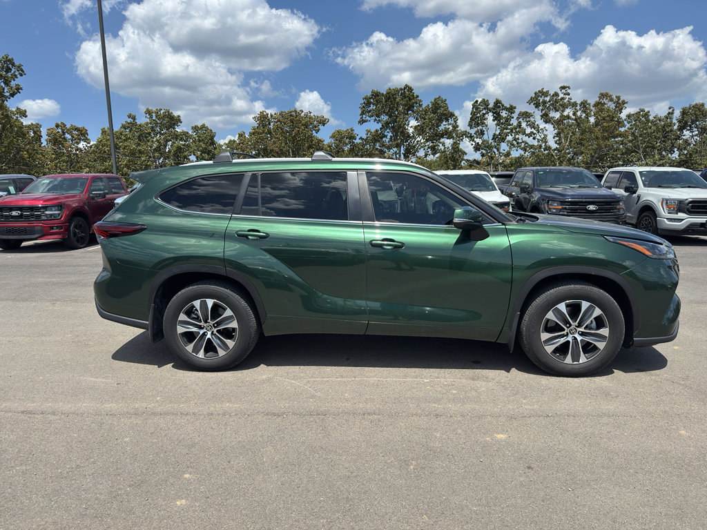 Used 2024 Toyota Highlander XLE FWD image 4