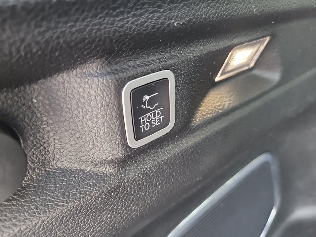 Used 2024 Jeep Grand Cherokee L Limited w/ Black Appearance Package RWD image 8
