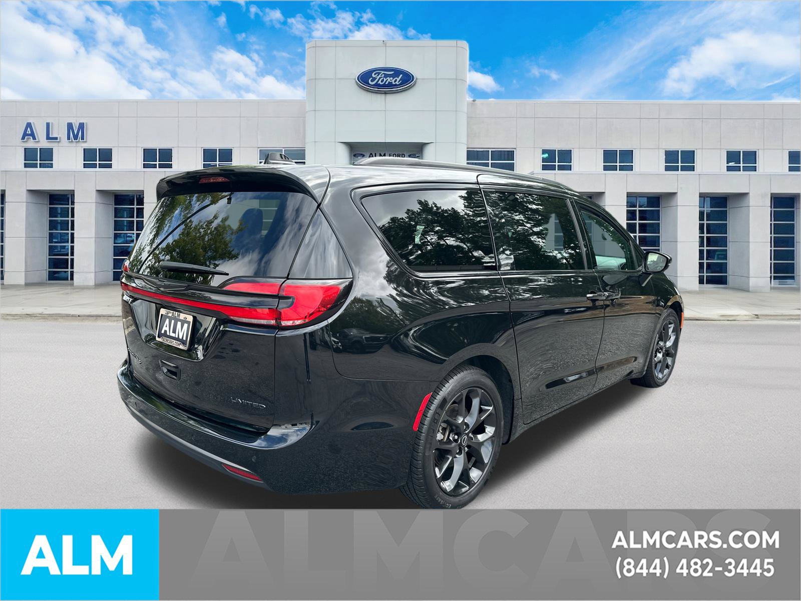 Used 2025 Chrysler Pacifica Limited FWD image 5