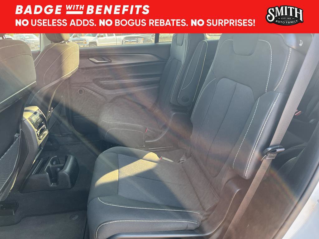 Used 2023 Jeep Grand Cherokee L Laredo image 14