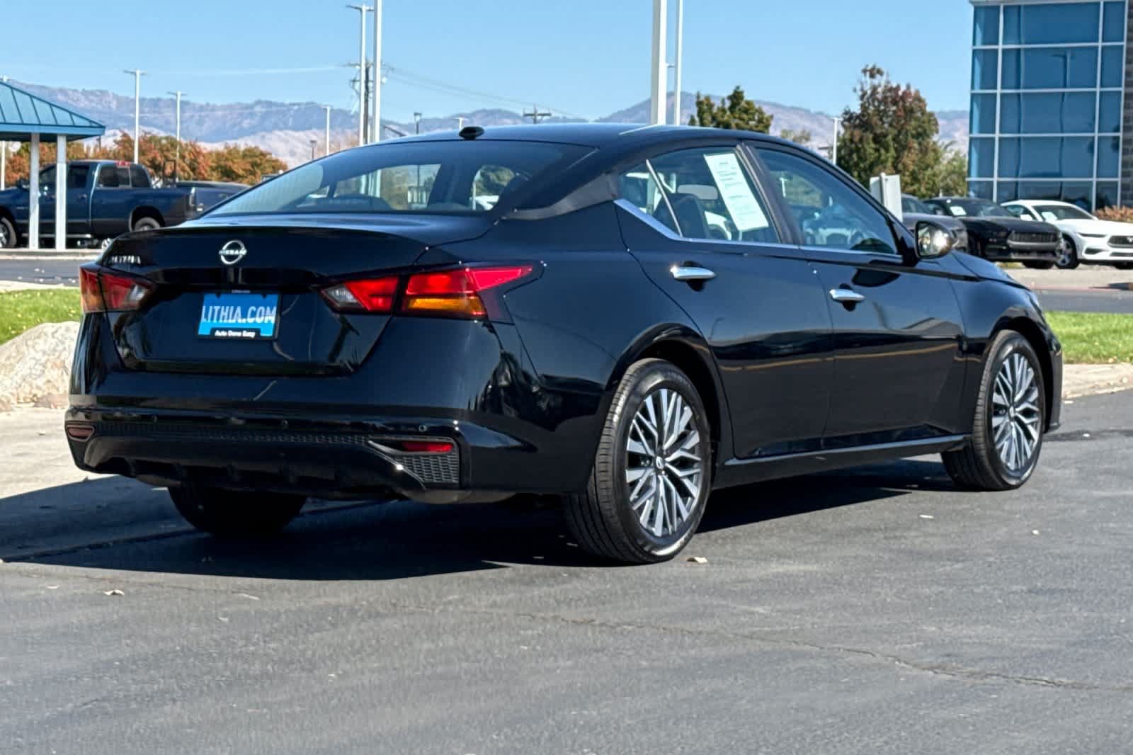Used 2025 Nissan Altima 2.5 SV FWD image 2