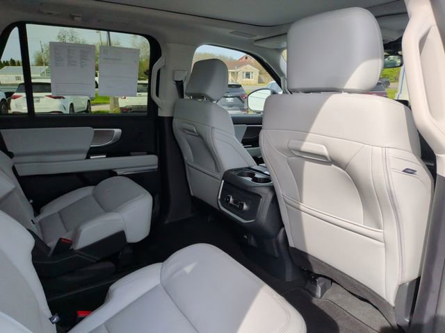 Certified 2025 Ford Expedition Platinum w/ Driver's Package AWD/4WD image 17