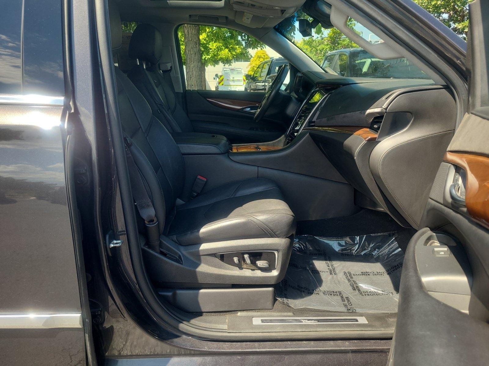 Used 2017 Cadillac Escalade Premium Luxury AWD/4WD image 19