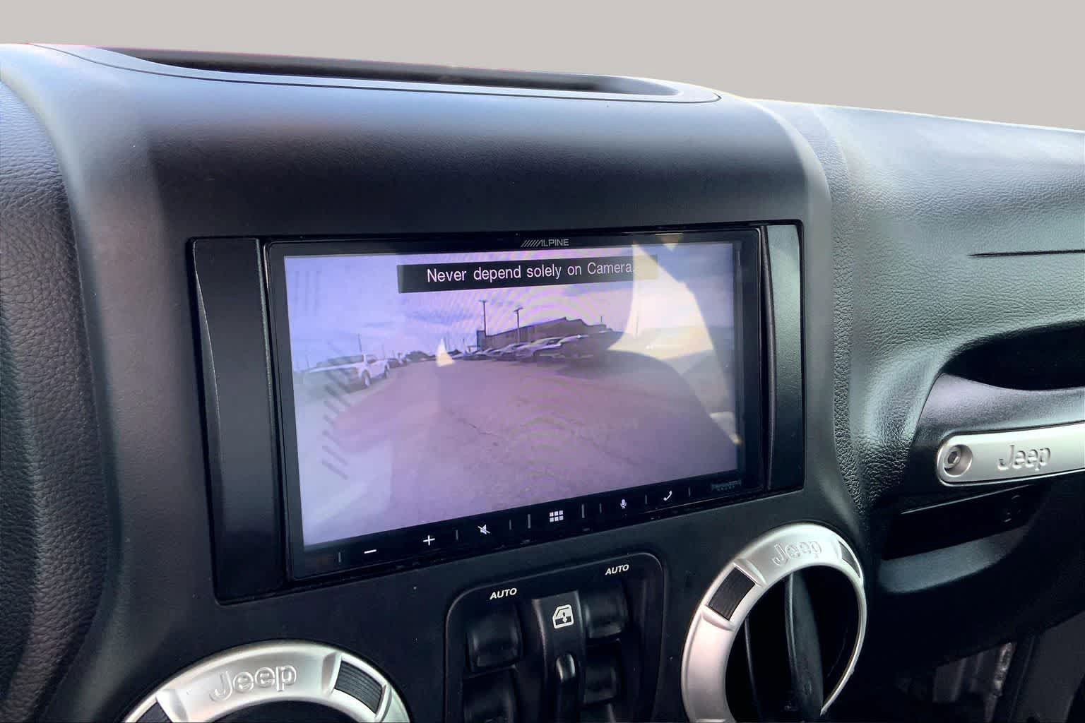 Used 2018 Jeep Wrangler Unlimited Rubicon w/ Connectivity Group AWD/4WD image 22