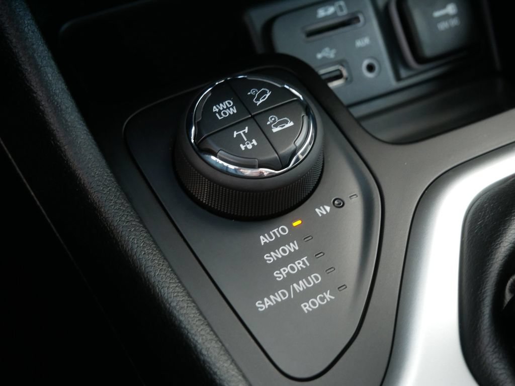 Used 2018 Jeep Cherokee Trailhawk AWD/4WD image 23