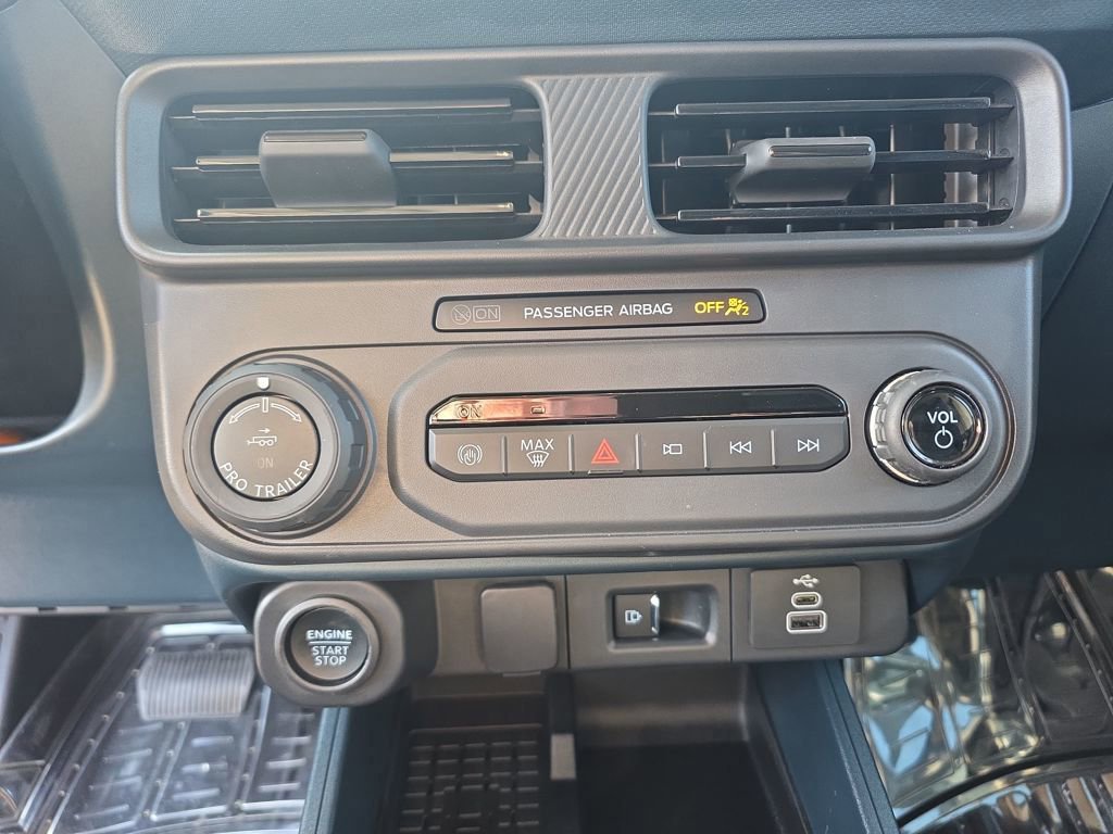 Certified 2025 Ford Maverick Lariat w/ Black Appearance Package image 41