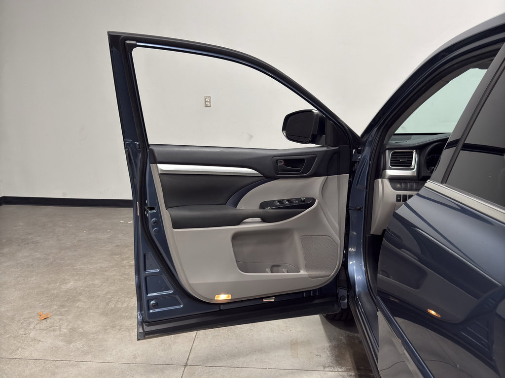 Used 2017 Toyota Highlander LE image 9