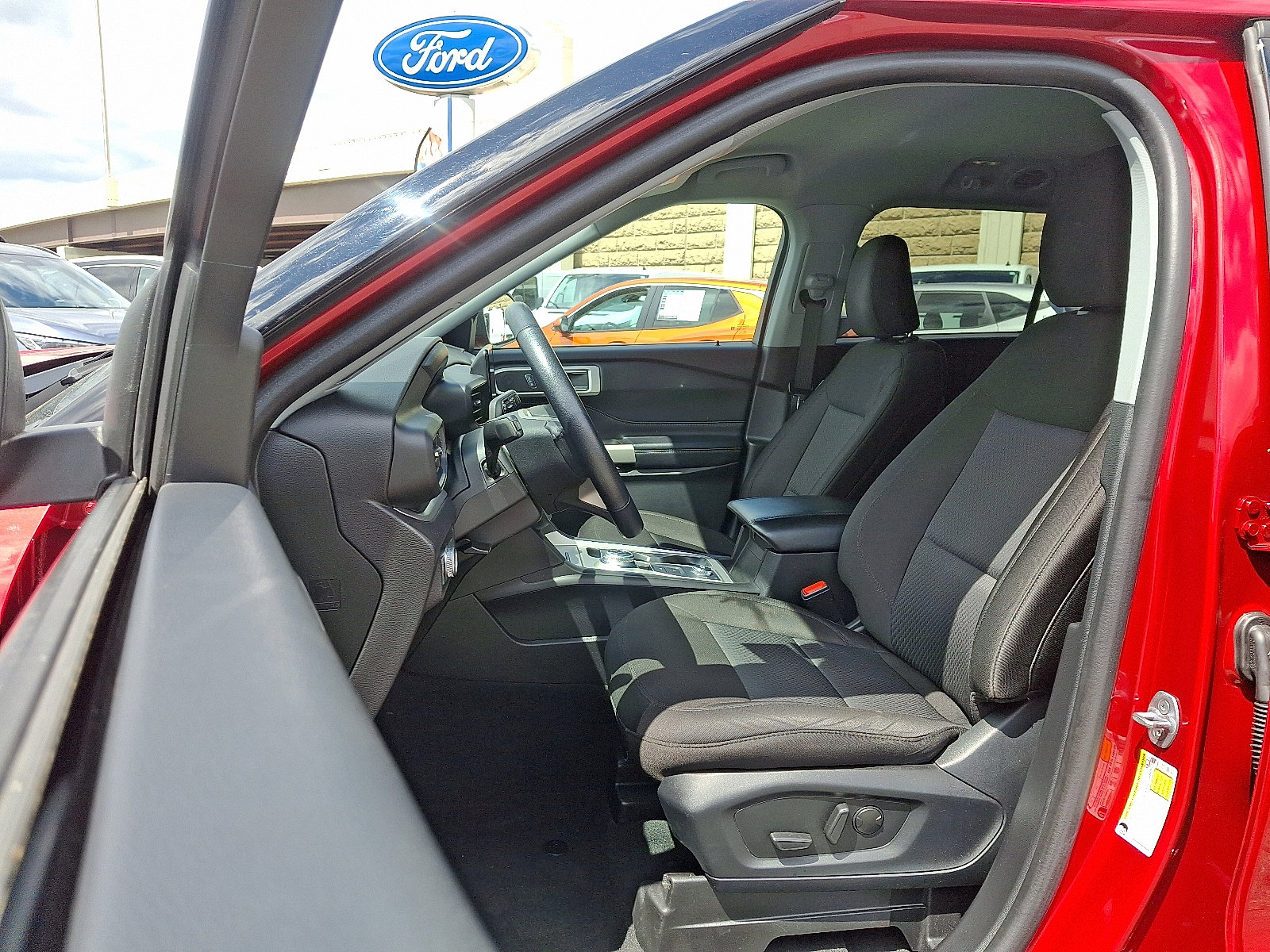 Certified 2022 Ford Explorer XLT w/ Class IV Trailer Tow Package AWD/4WD image 14