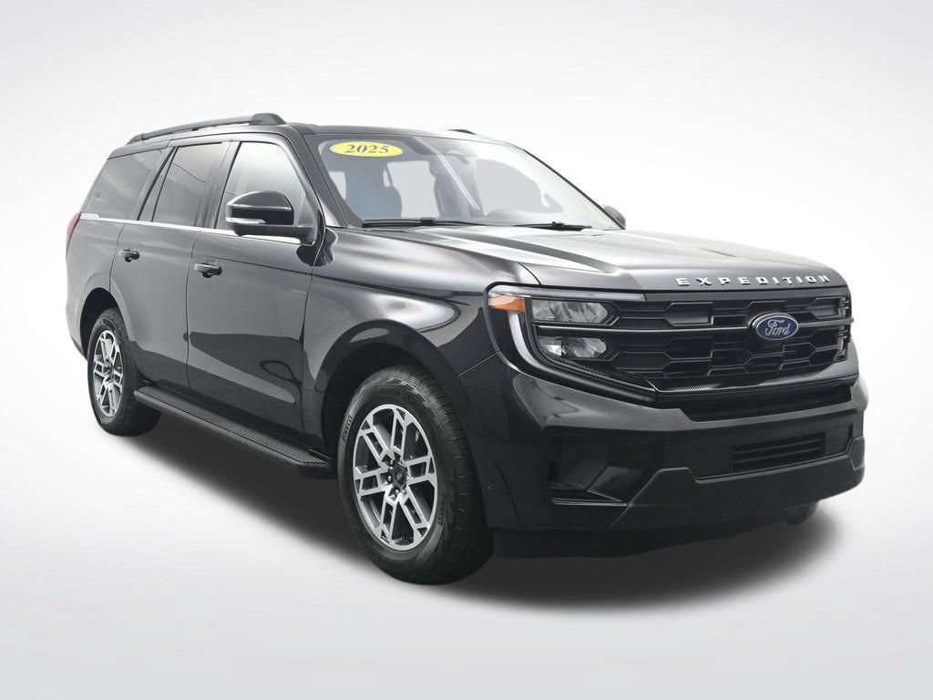 Certified 2025 Ford Expedition Active AWD/4WD image 3