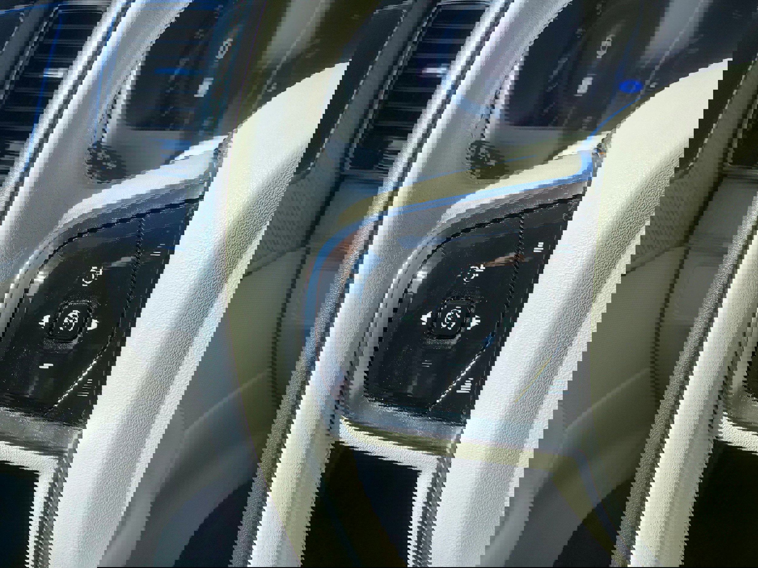 Used 2023 Volvo XC90 B6 Plus image 16