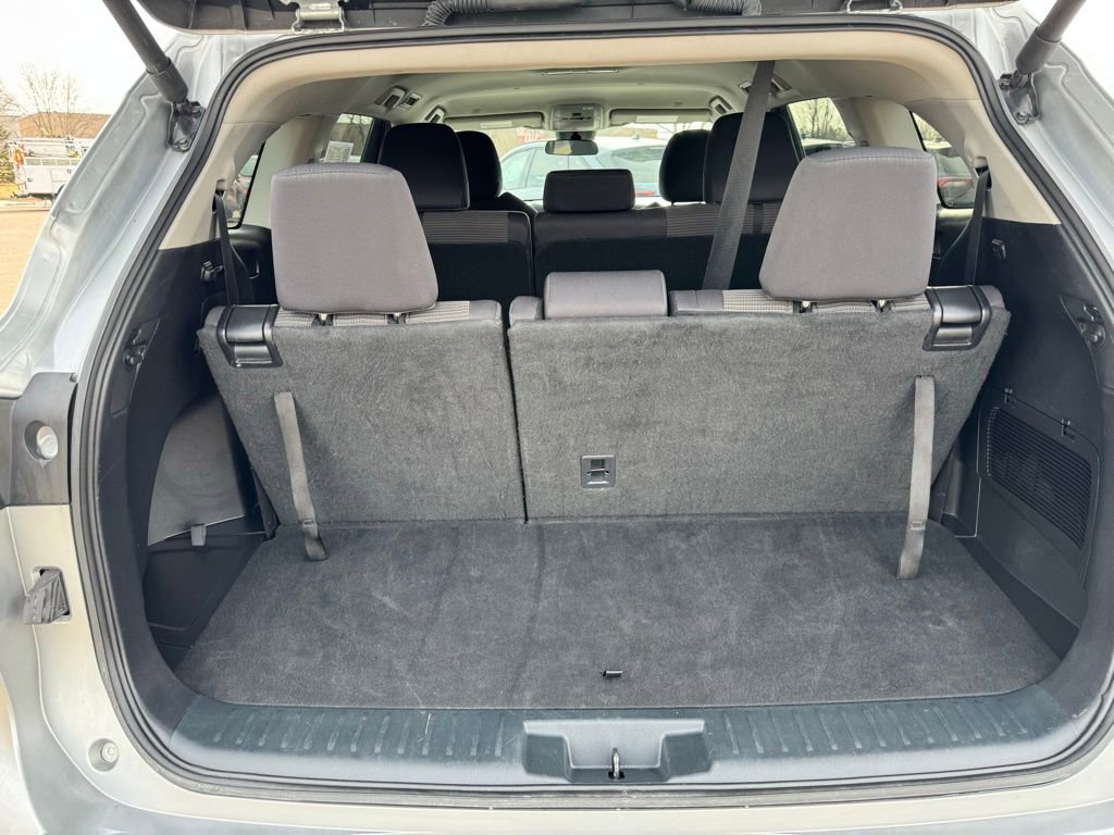 Used 2024 Toyota Highlander LE image 6