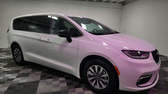 Used 2024 Chrysler Pacifica Select image 4