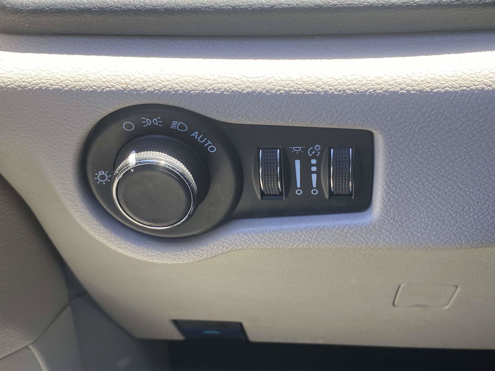 Used 2022 Chrysler Voyager LX FWD image 18