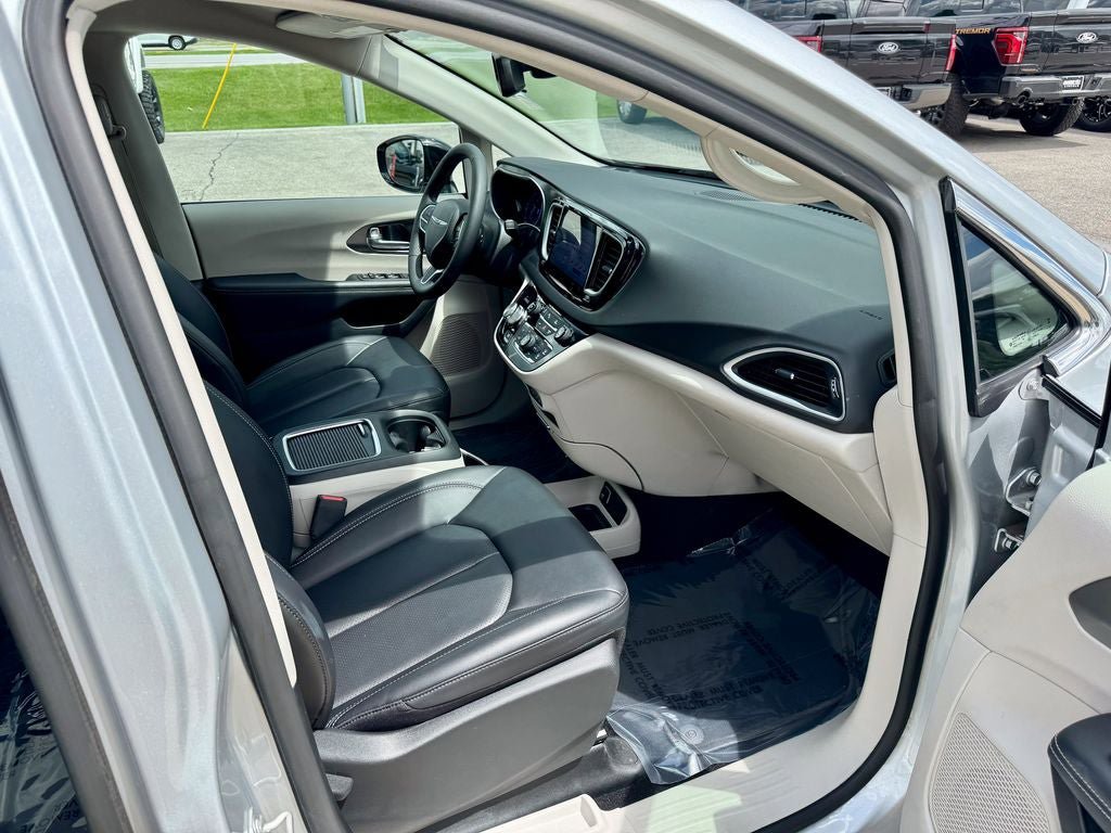 Used 2024 Chrysler Pacifica Touring-L FWD image 22