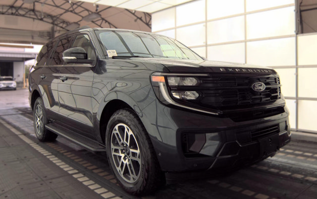 Certified 2025 Ford Expedition Active AWD/4WD image 2