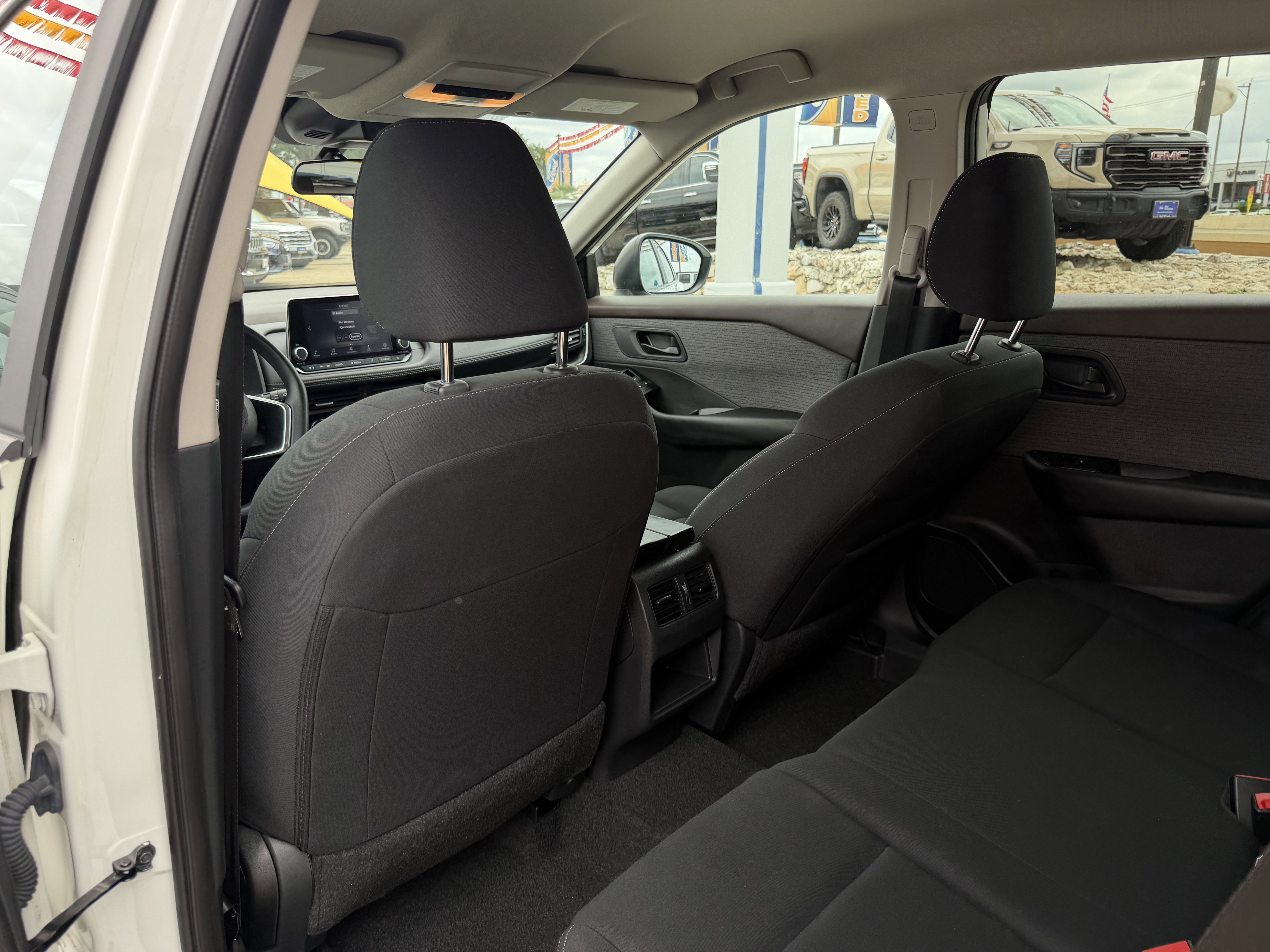 Used 2023 Nissan Rogue S FWD image 11