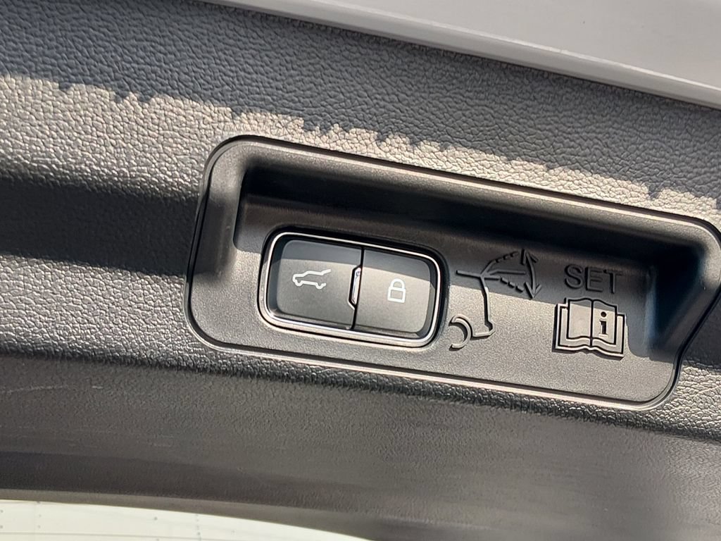 Certified 2023 Ford Explorer Limited w/ Limited Technology Package RWD image 18