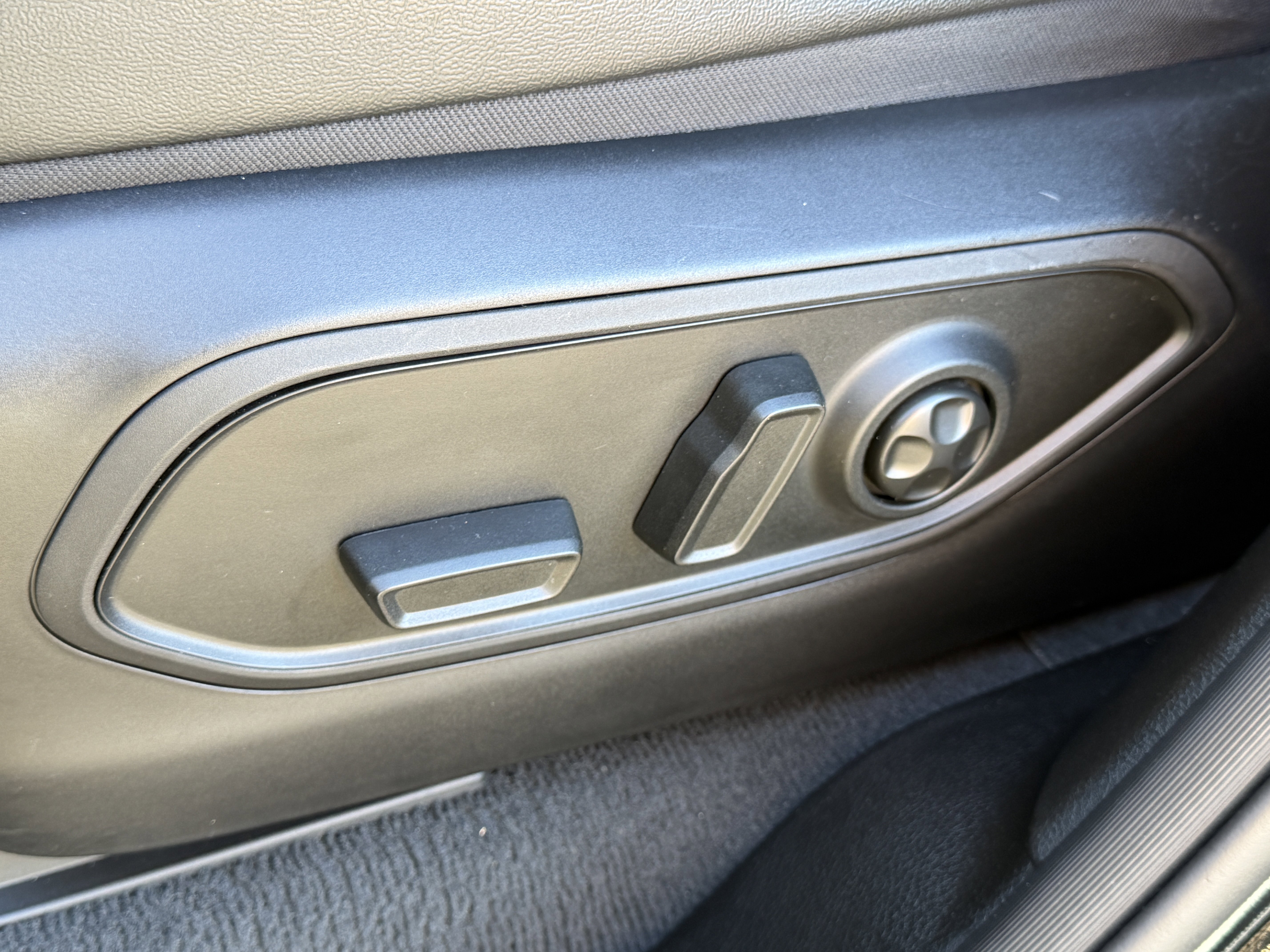 Used 2023 Jeep Grand Cherokee Limited image 13