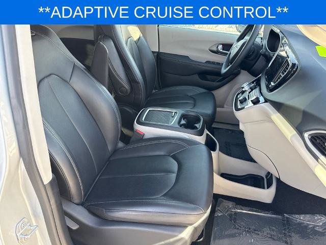 Used 2024 Chrysler Pacifica Touring-L FWD image 8