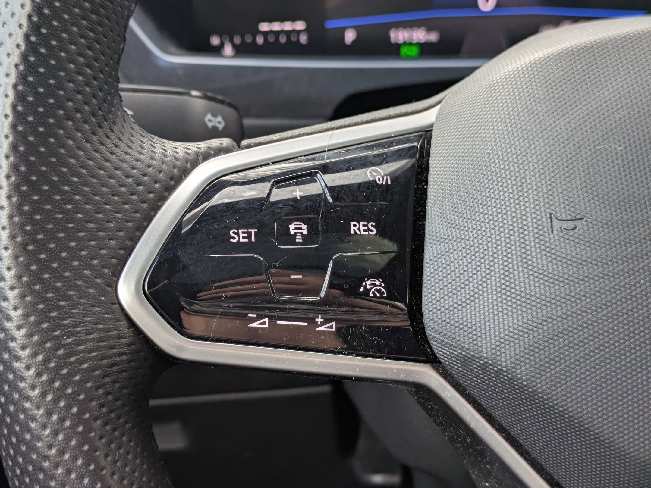 Used 2024 Volkswagen Tiguan SE R-Line image 16