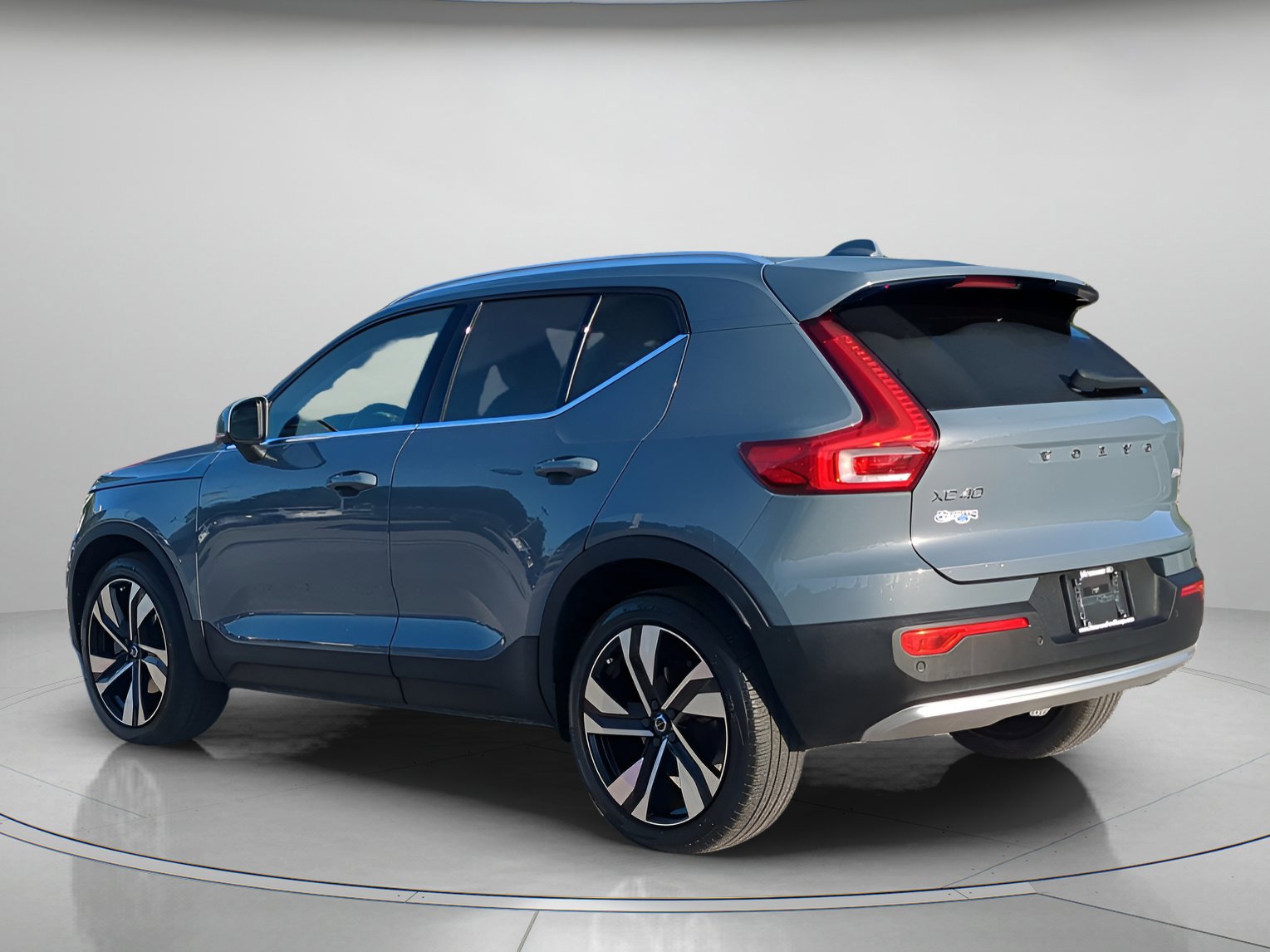 Used 2023 Volvo XC40 B5 Plus w/ Protection Package Premier image 16