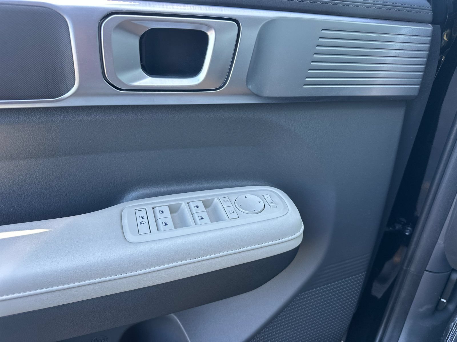 Used 2025 Hyundai Santa Fe SEL FWD image 10