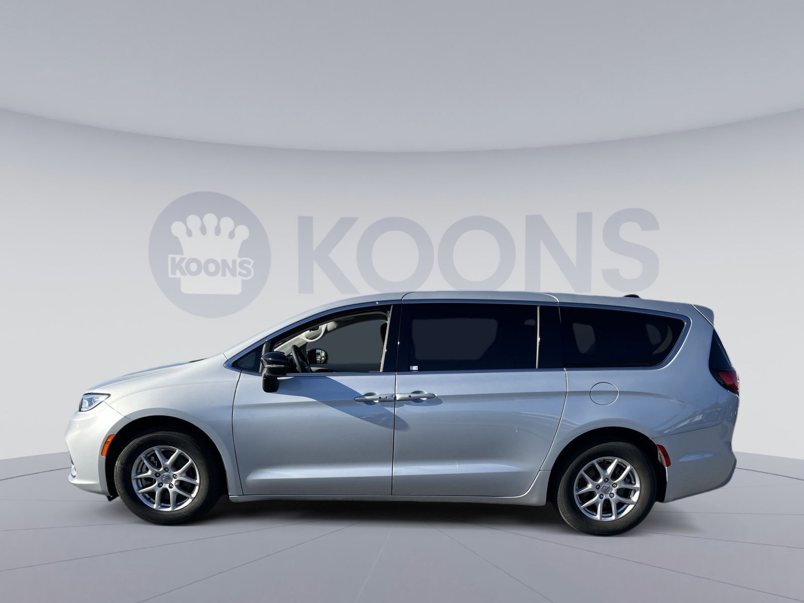 Used 2024 Chrysler Pacifica Touring-L FWD image 6