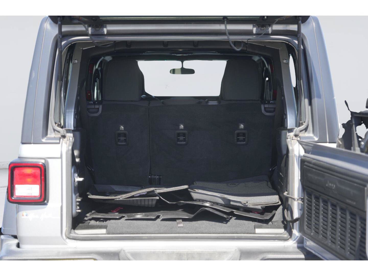 Used 2018 Jeep Wrangler Unlimited Sport S AWD/4WD image 32